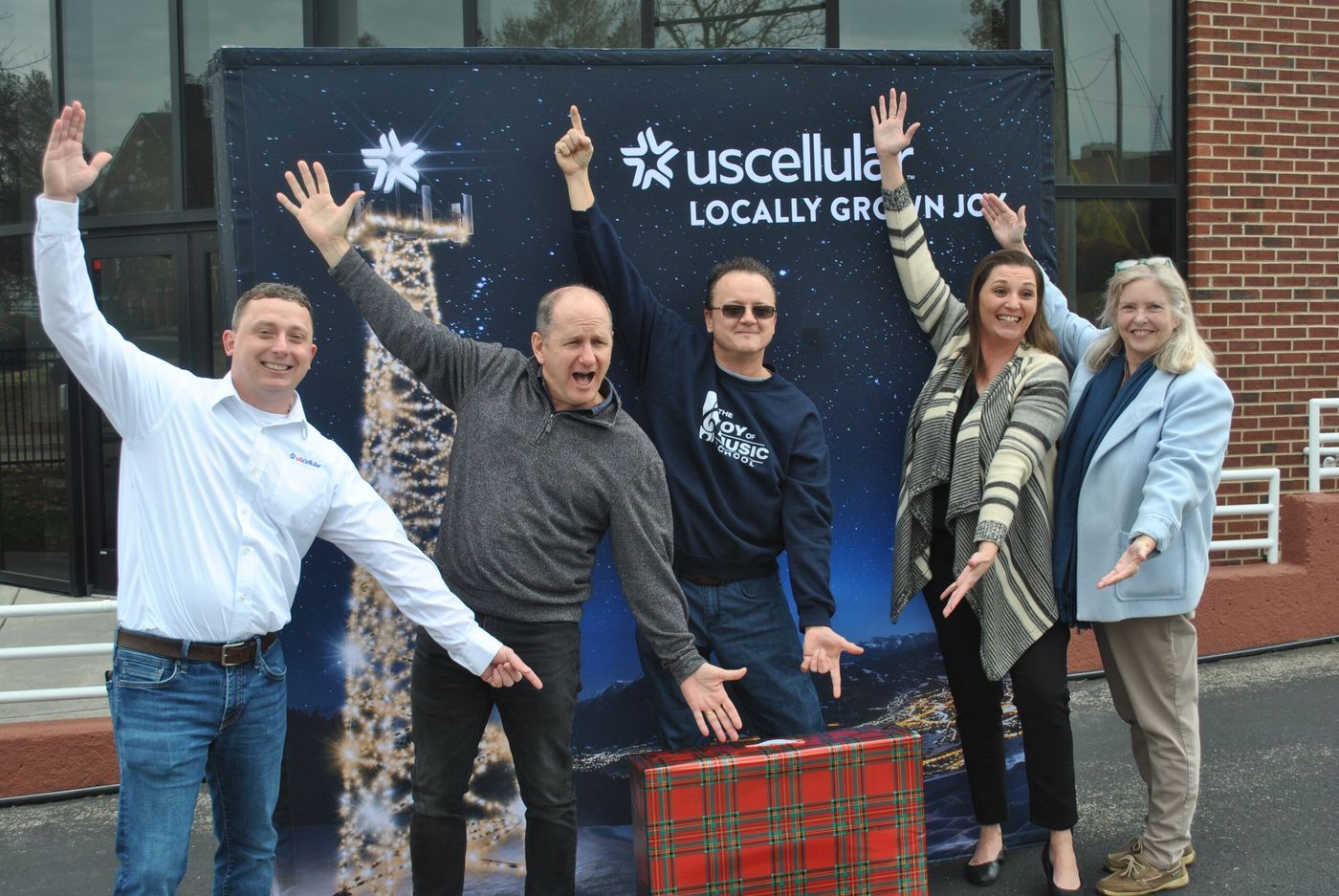 Featured image for “UScellular surprises Knoxville organization with holiday donation”